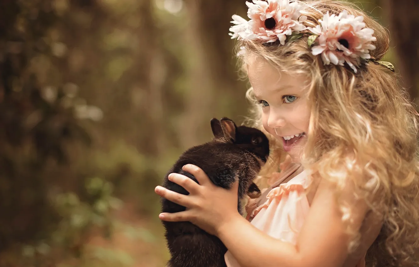 Фото обои радость, цветы, природа, улыбка, животное, кролик, девочка, венок