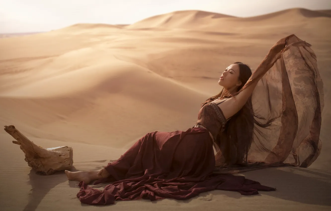 Фото обои песок, взгляд, девушка, свет, поза, пустыня, руки, платье