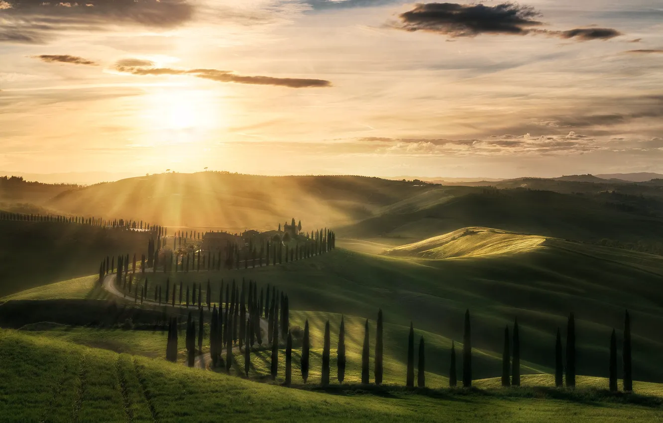Фото обои солнце, рассвет, холмы, Италия, домики, кипарисы, Тоскана