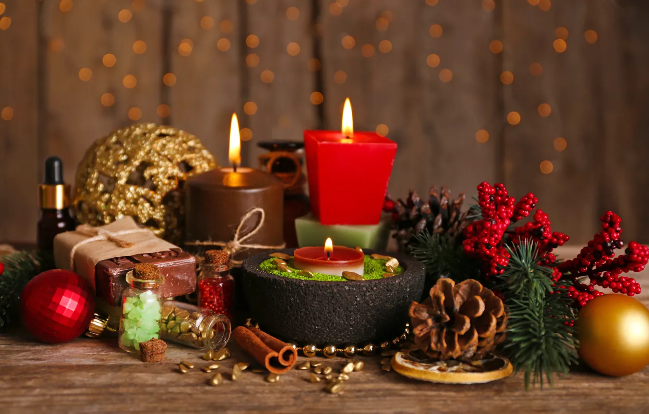 Фото обои украшения, ветки, стол, огонь, праздник, шары, игрушки, свечи