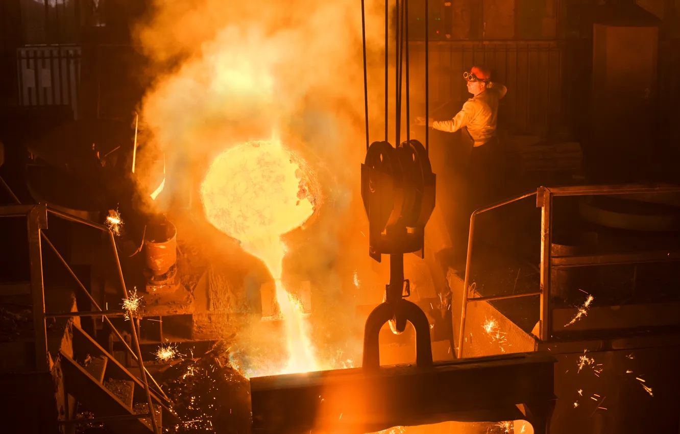 Фото обои fire, heat, sparks, molten metal, smelting factory worker