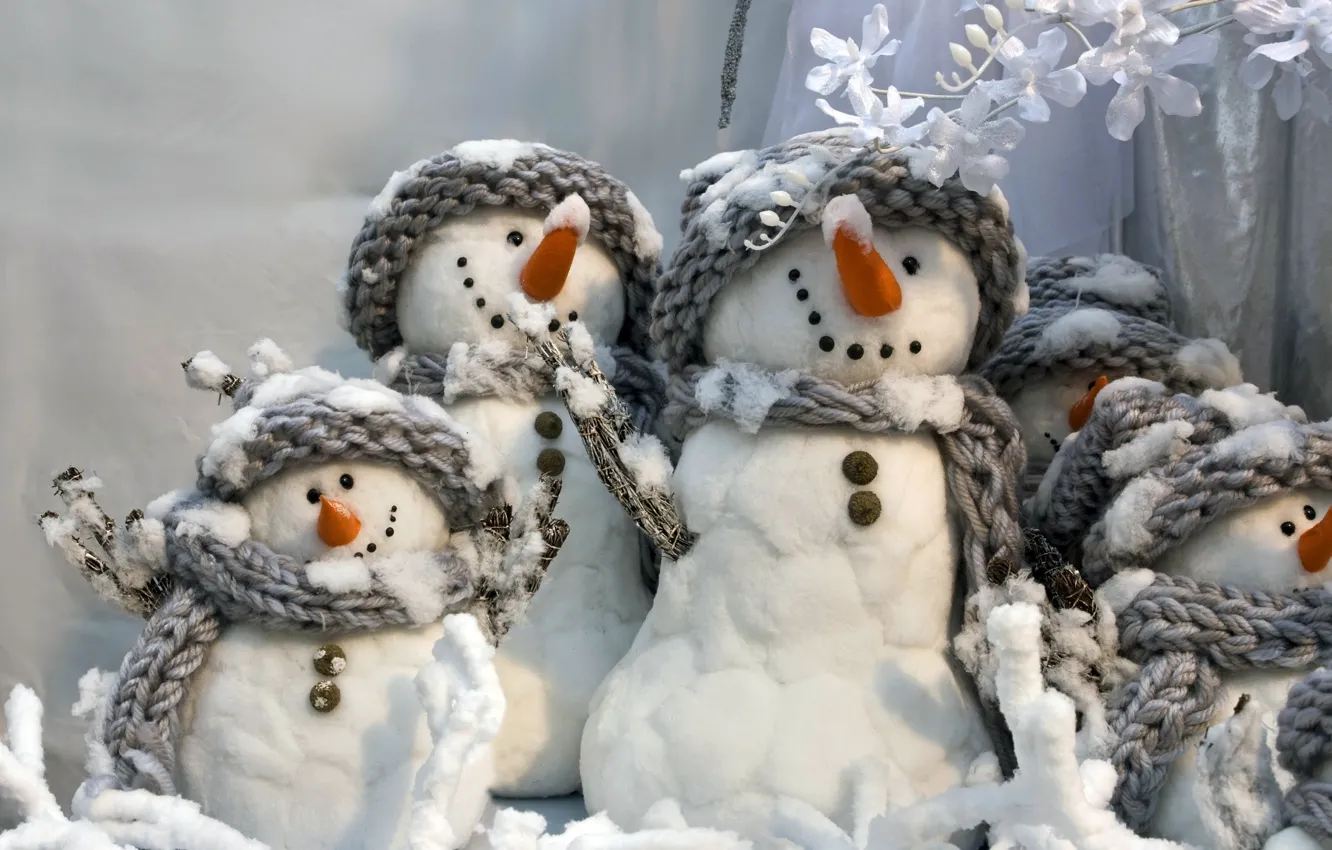 Фото обои зима, новый год, снеговики, серые, улыбчивые, весёлые, White snowmans, шарфики