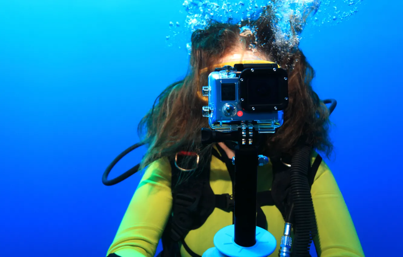Фото обои woman, diving, digital camera