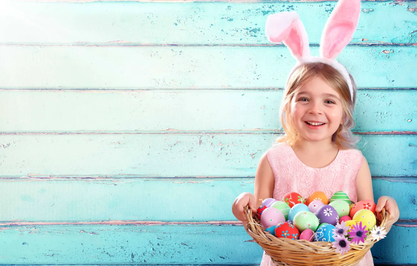 Фото обои Улыбка, Пасха, Корзина, Ребенок, Девочка, Easter, Шоколадные яйца, Охота за пасхальными яйцами