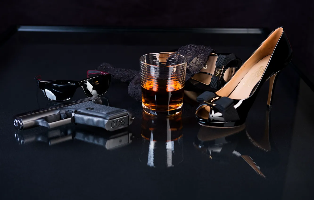Фото обои стакан, пистолет, очки, туфли