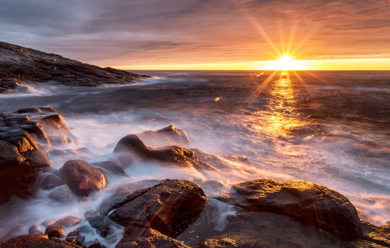 Фото обои море, пена, солнце, лучи, камни