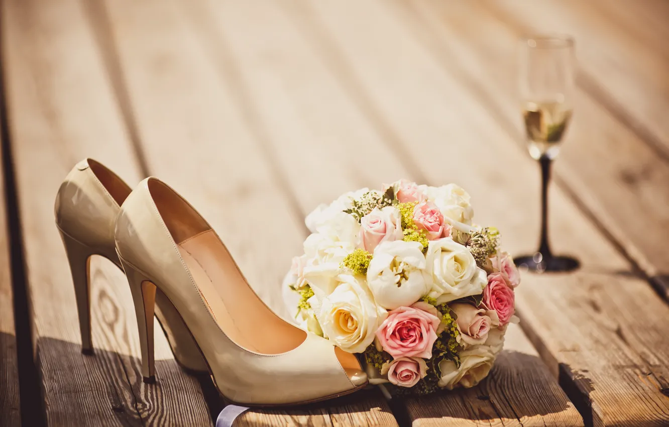 Фото обои цветы, бокал, букет, туфли, glass, flowers, shoes, bouquet