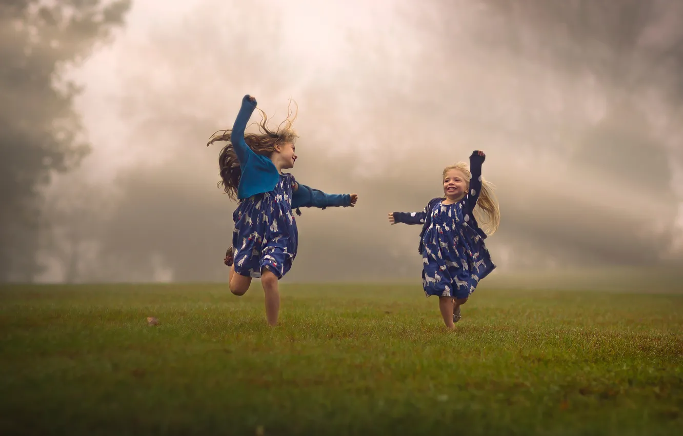 Фото обои поле, дети, туман, девочки, бег