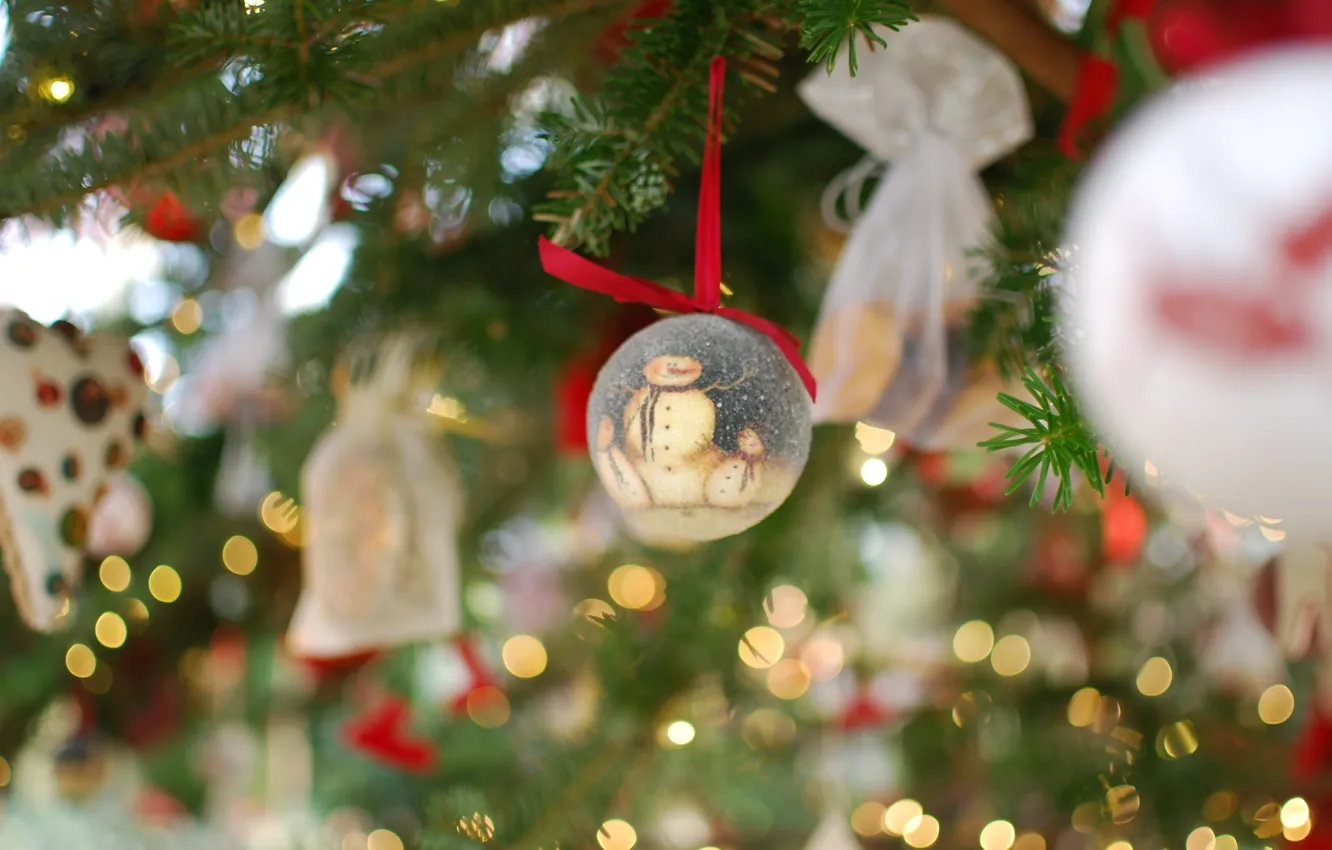 Фото обои огни, настроение, праздник, игрушки, елка, новый год, гирлянда