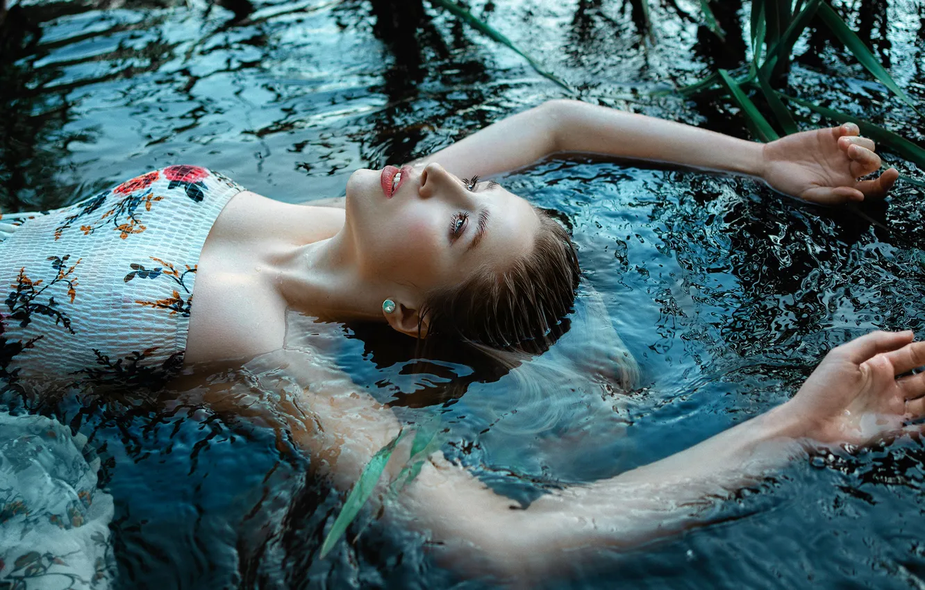 Фото обои вода, девушка, поза, руки, ракурс