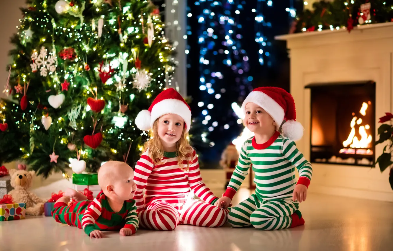 Фото обои дети, улыбка, шапка, игрушки, елка, Рождество, Новый год, камин