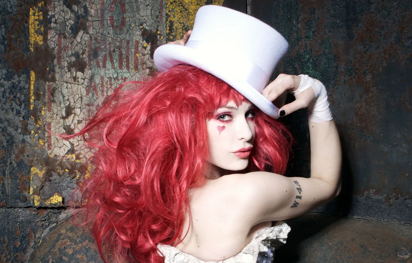 Фото обои белый, девушка, лицо, стена, губы, сердечко, татуеровка, волосы красные