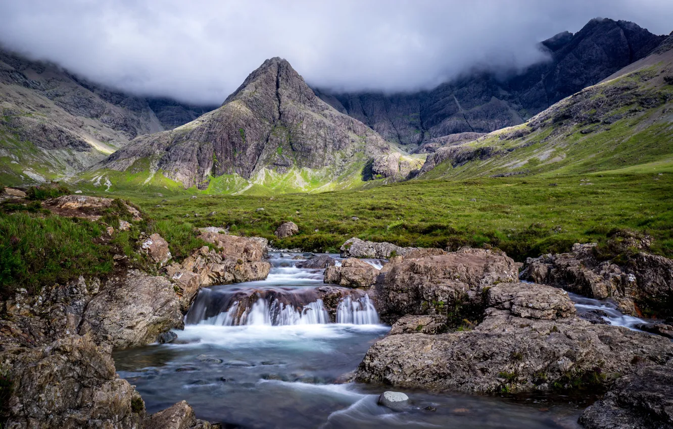 Фото обои трава, облака, горы, туман, ручей, камни, водопад, Шотландия
