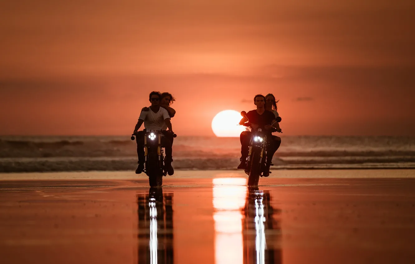 Фото обои море, закат, мотоциклы, берег, пары