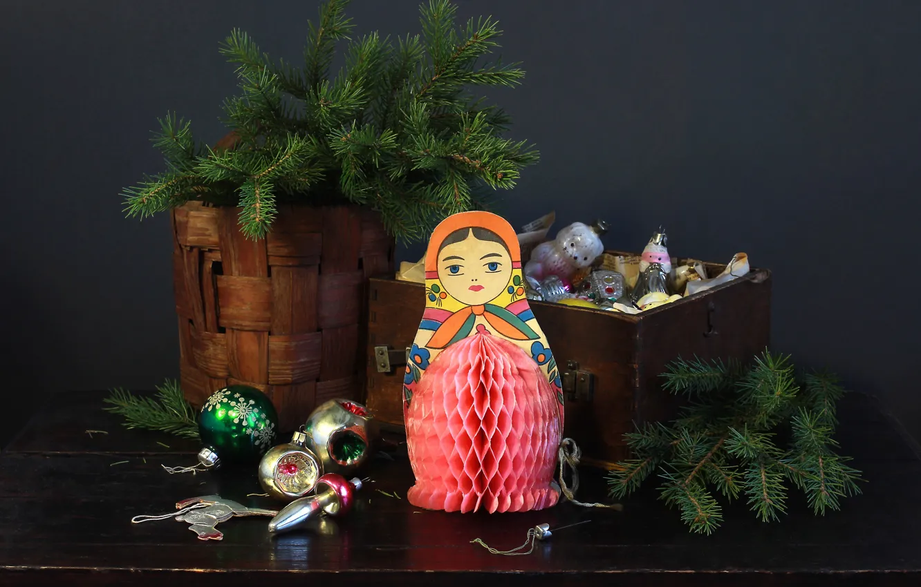 Фото обои ветки, стол, рождество, ель, Новый год, ящик, ёлочные игрушки, композиция
