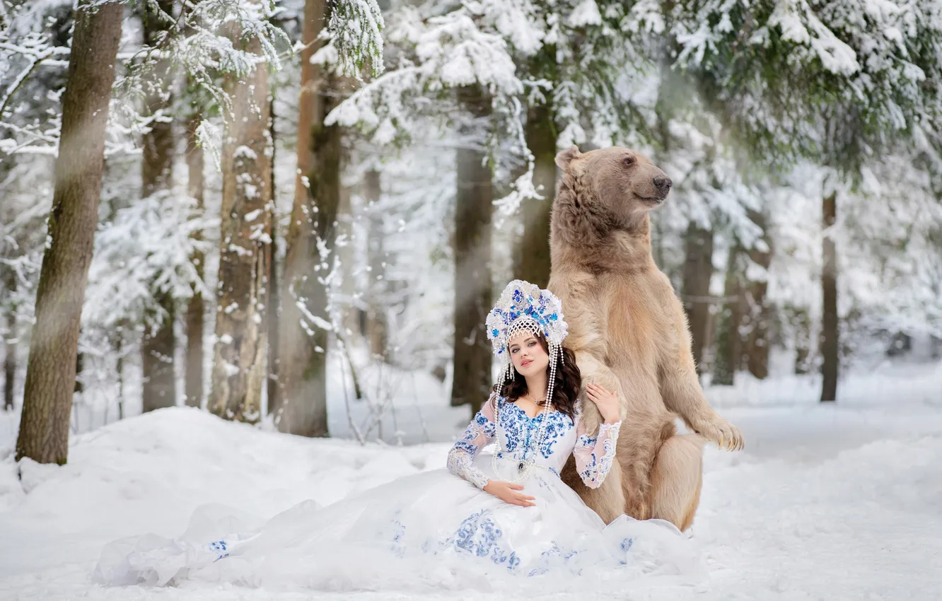 Фото обои зима, лес, взгляд, девушка, снег, природа, поза, медведь