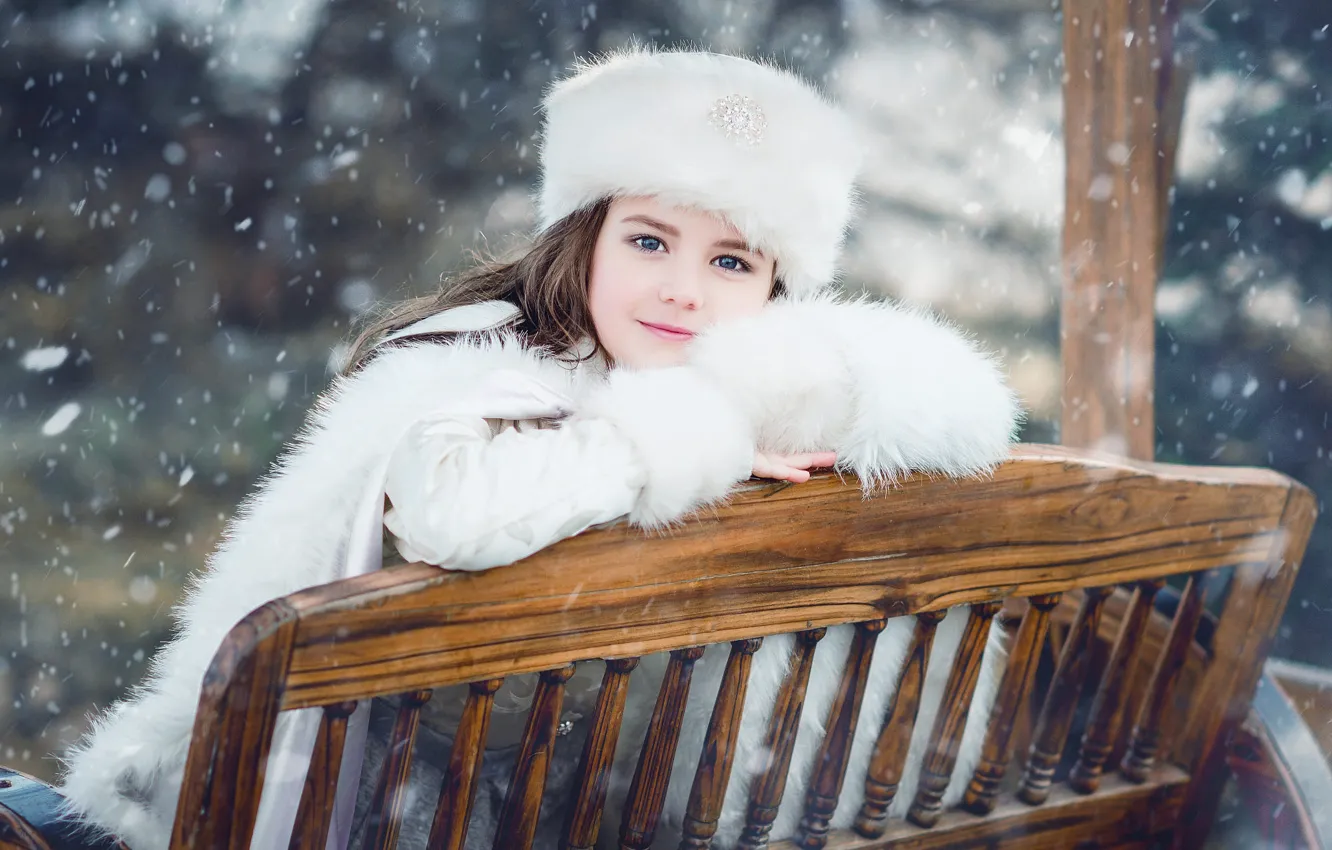 Фото обои зима, взгляд, снег, скамейка, улыбка, парк, шапка, портрет