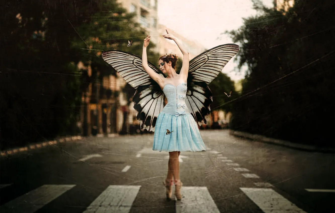 Фото обои девушка, город, улица, бабочка