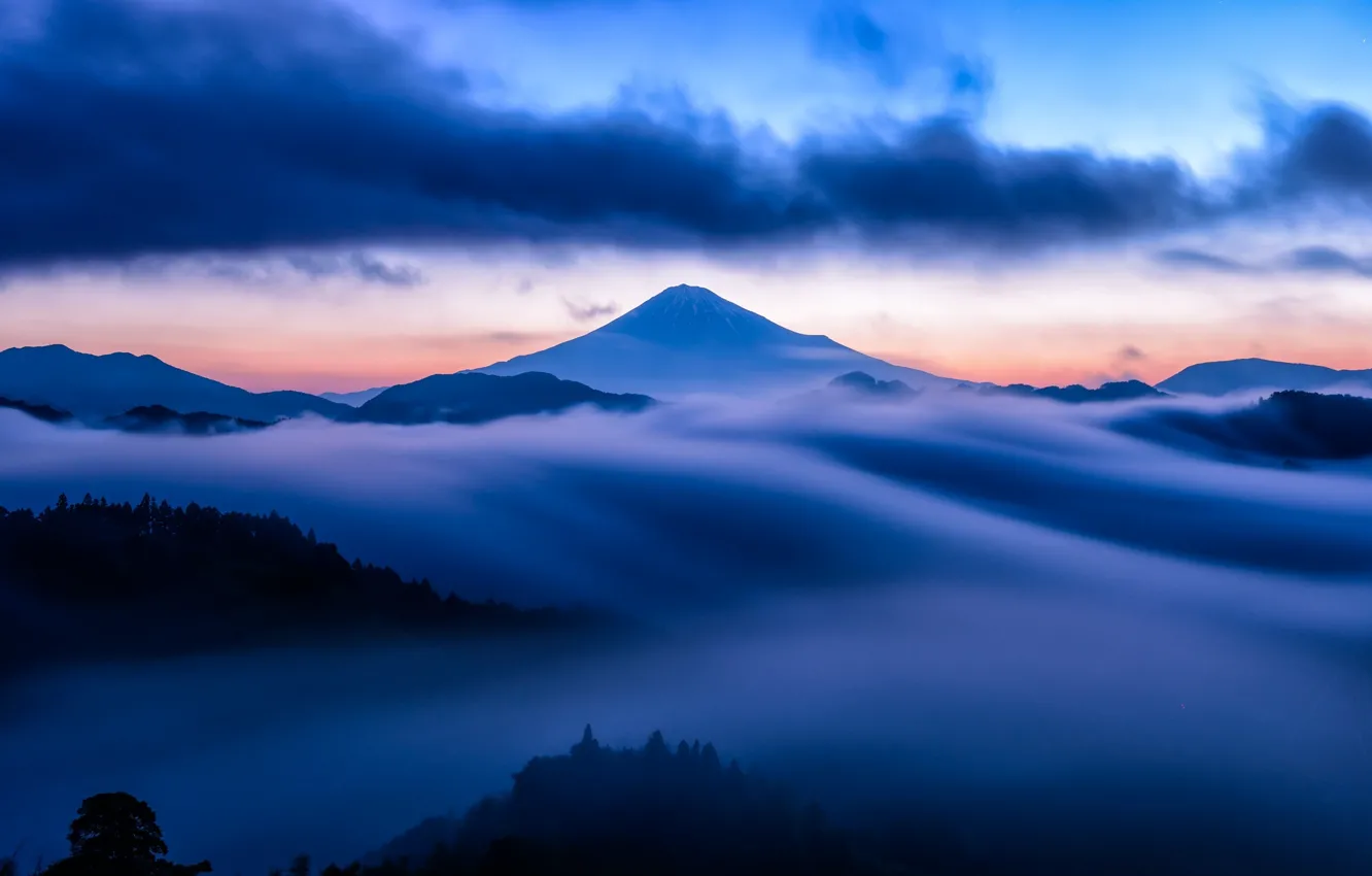 Фото обои небо, облака, снег, закат, туман, голубое, гора, вулкан