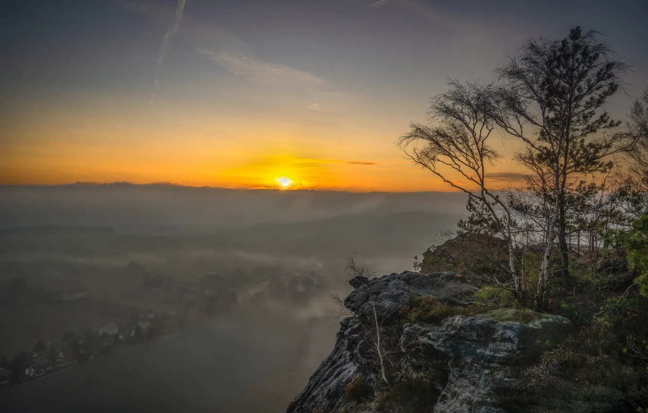 Фото обои поле, осень, небо, солнце, облака, деревья, закат, горы