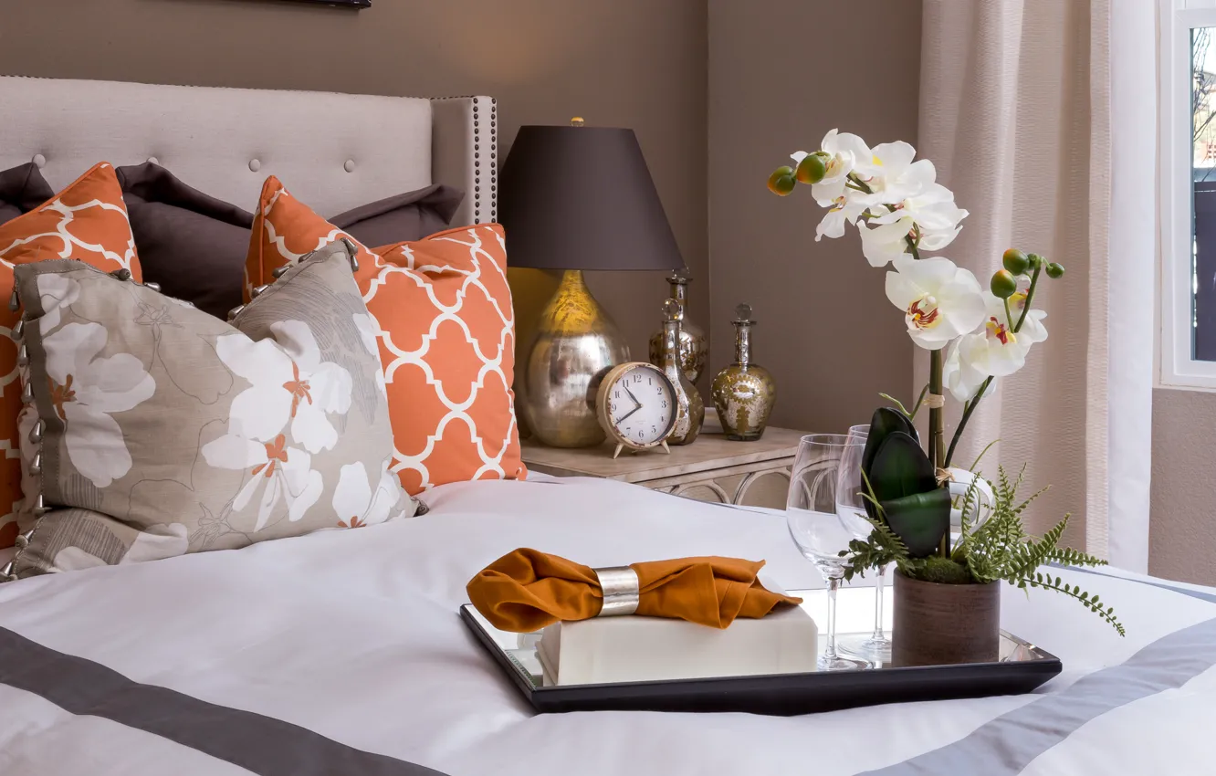 Фото обои часы, лампа, кровать, подушки, орхидея, салфетка, поднос