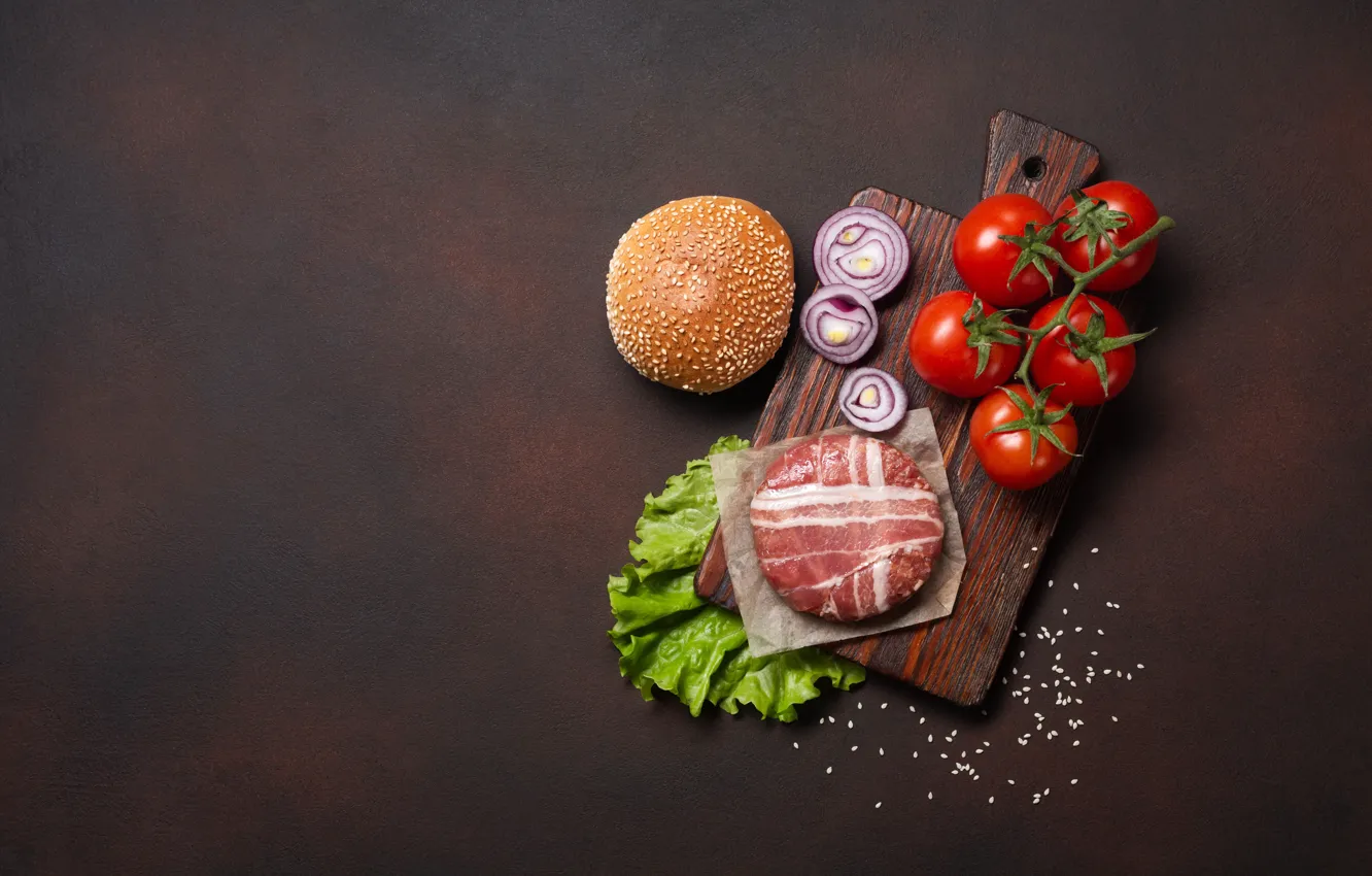 Фото обои лук, мясо, доска, помидоры, гамбургер, булочка