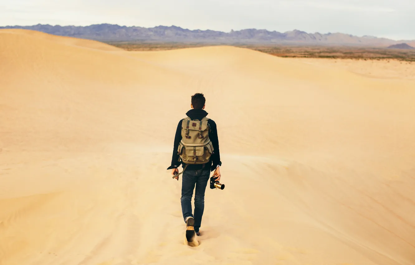 Фото обои песок, пустыня, фотоаппарат, мужчина, парень