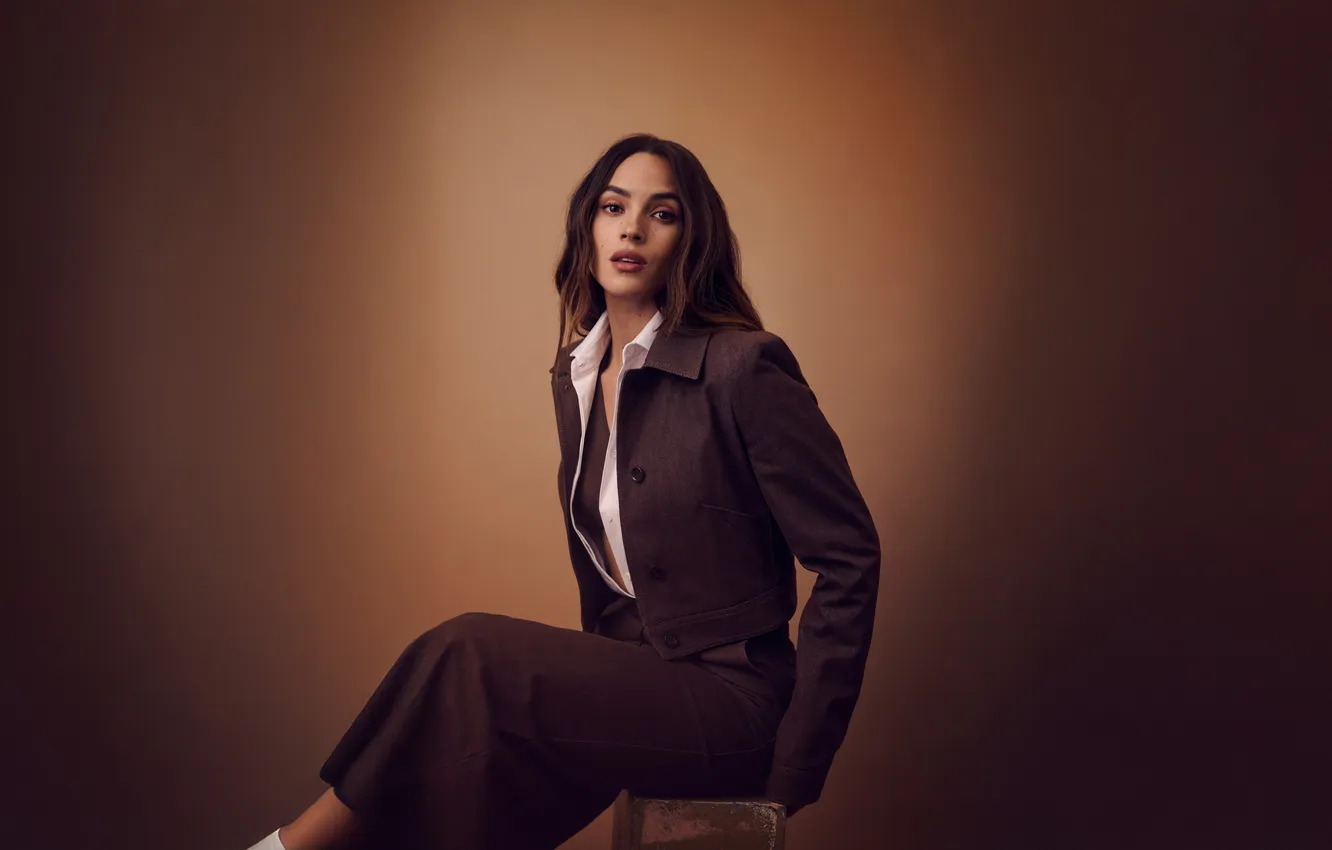 Фото обои взгляд, поза, фигура, актриса, брюнетка, hair, Adria Arjona, Адриа Архона
