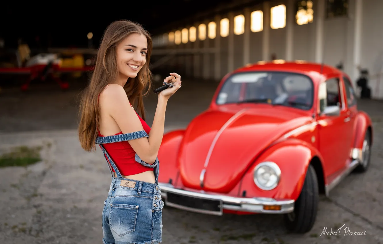 Фото обои машина, авто, девушка, поза, улыбка, шорты, ангар, Volkswagen Beetle