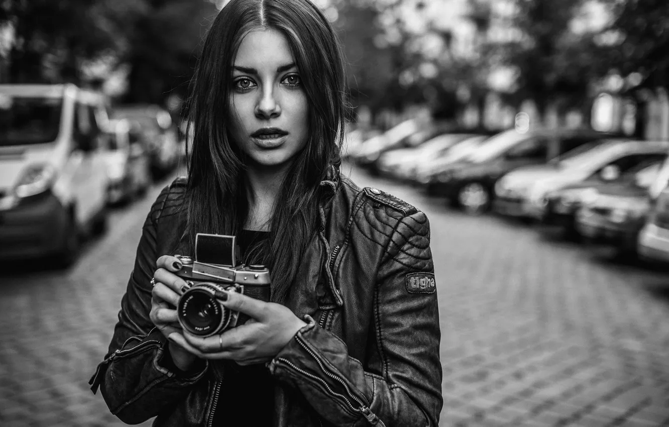 Фото обои девушка, улица, фотоаппарат, черно-белое