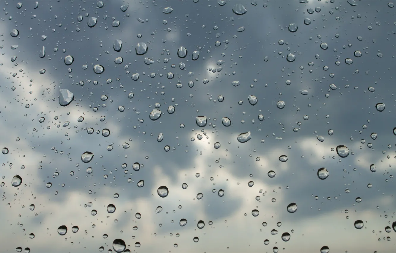 Фото обои небо, стекло, вода, облака, капли, макро, фон, дождь
