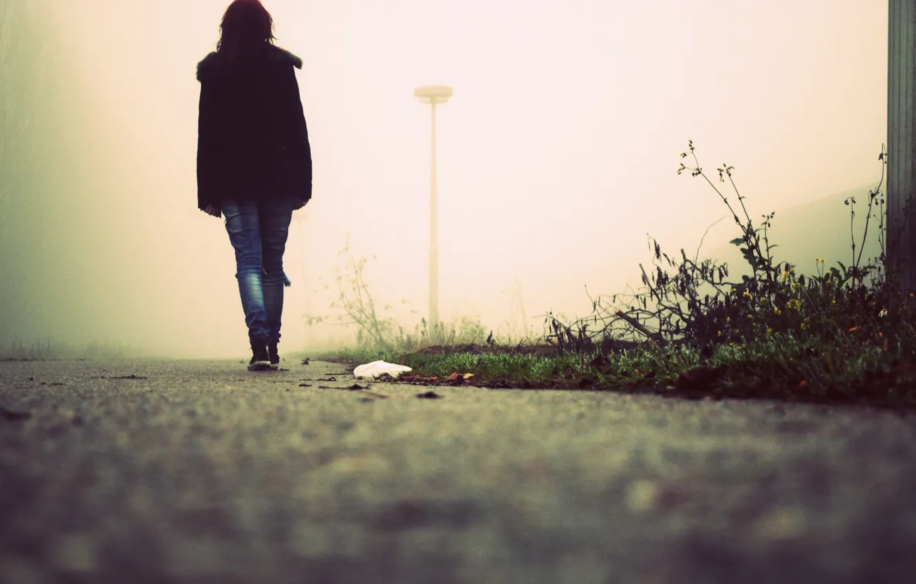 Фото обои дорога, девушка, туман, I walk a lonely road
