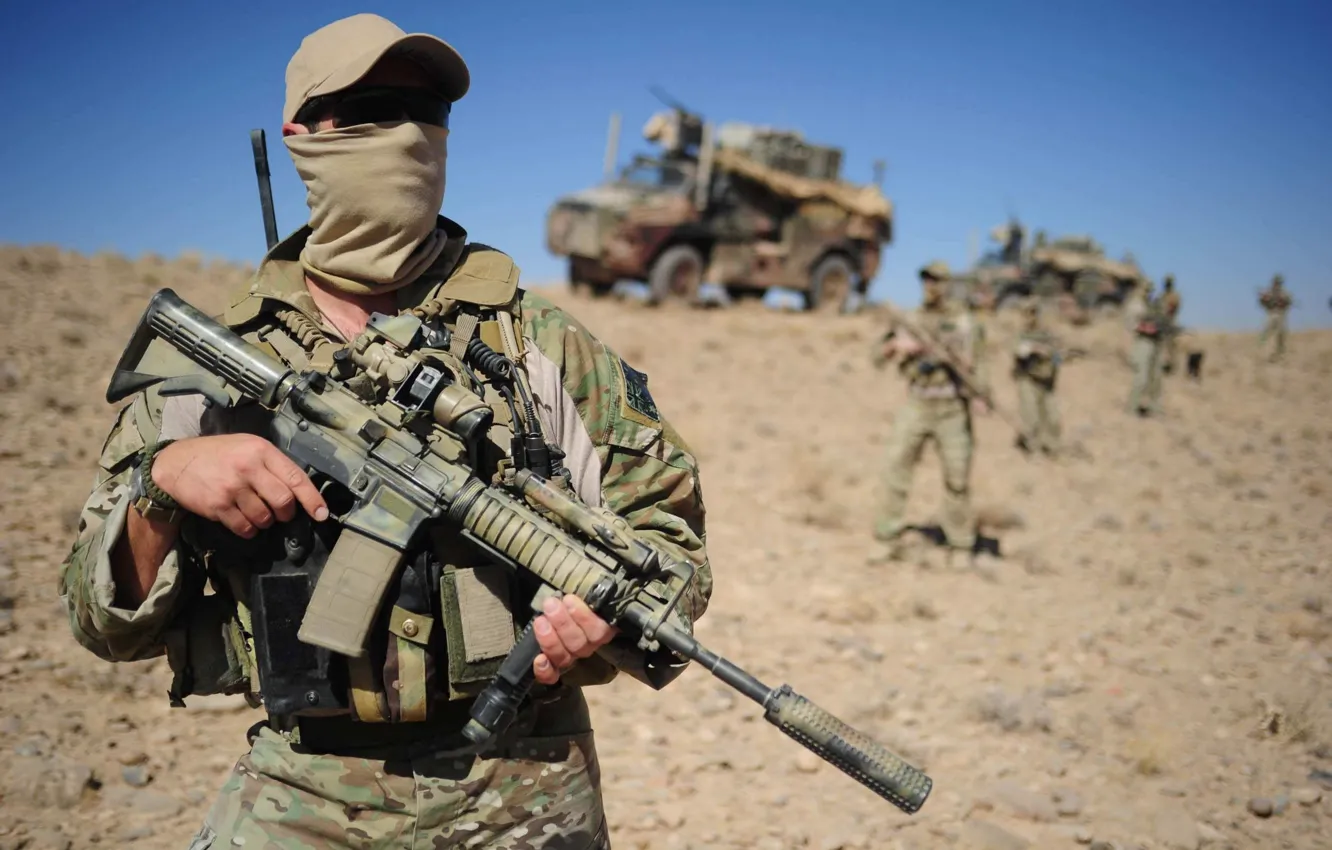 Фото обои gun, rock, soldier, desert, weapon, man, sand, rifle