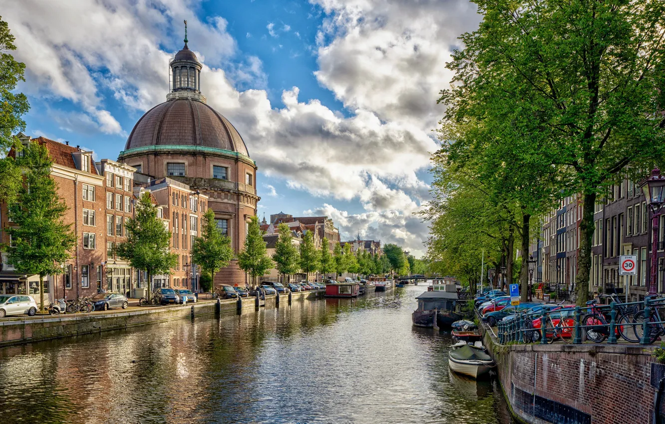 Фото обои лето, облака, река, здания, лодки, Амстердам, церковь, Нидерланды