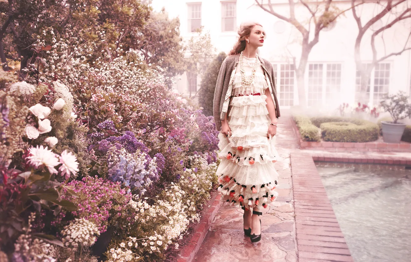 Фото обои цветы, бассейн, сад, актриса, певица, Taylor Swift, кусты, Тейлор Свифт