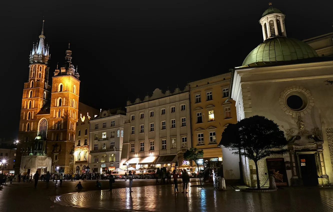 Фото обои огни, люди, вечер, Польша, Краков, церковь Святого Адальберта, Мариацкий костел