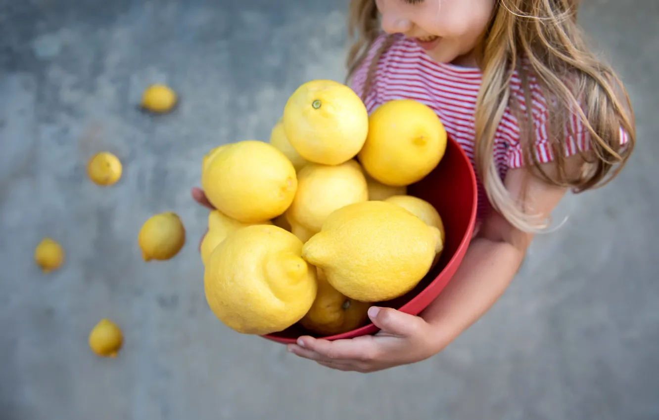 Фото обои девочка, фрукты, лимоны