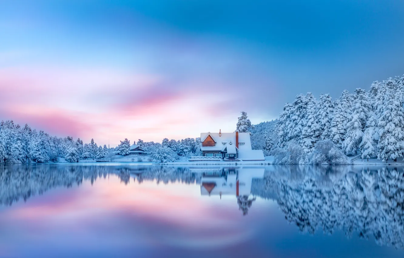 Фото обои зима, лес, снег, озеро, домик