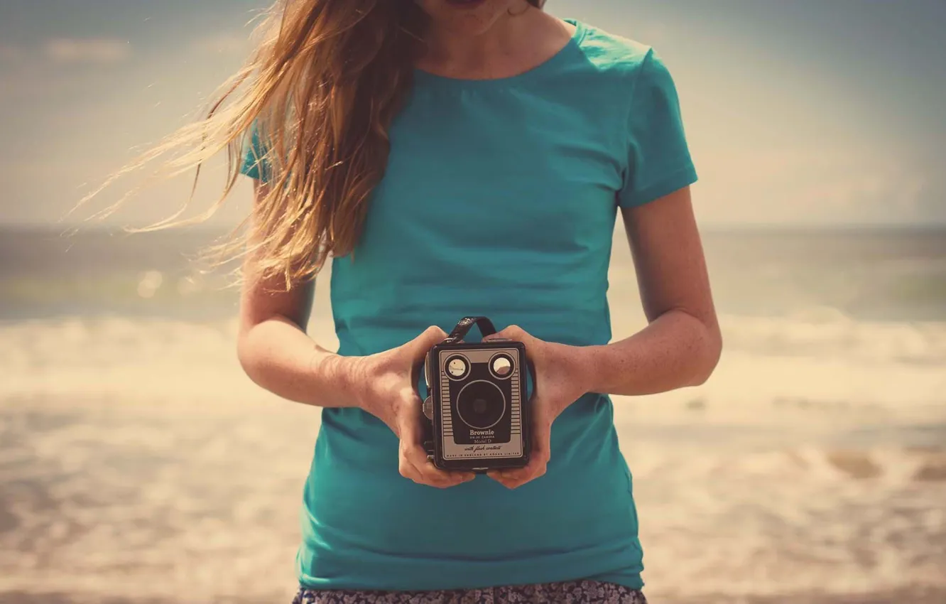 Фото обои песок, пляж, девушка, природа, настроения, камера, руки, фотоаппарат
