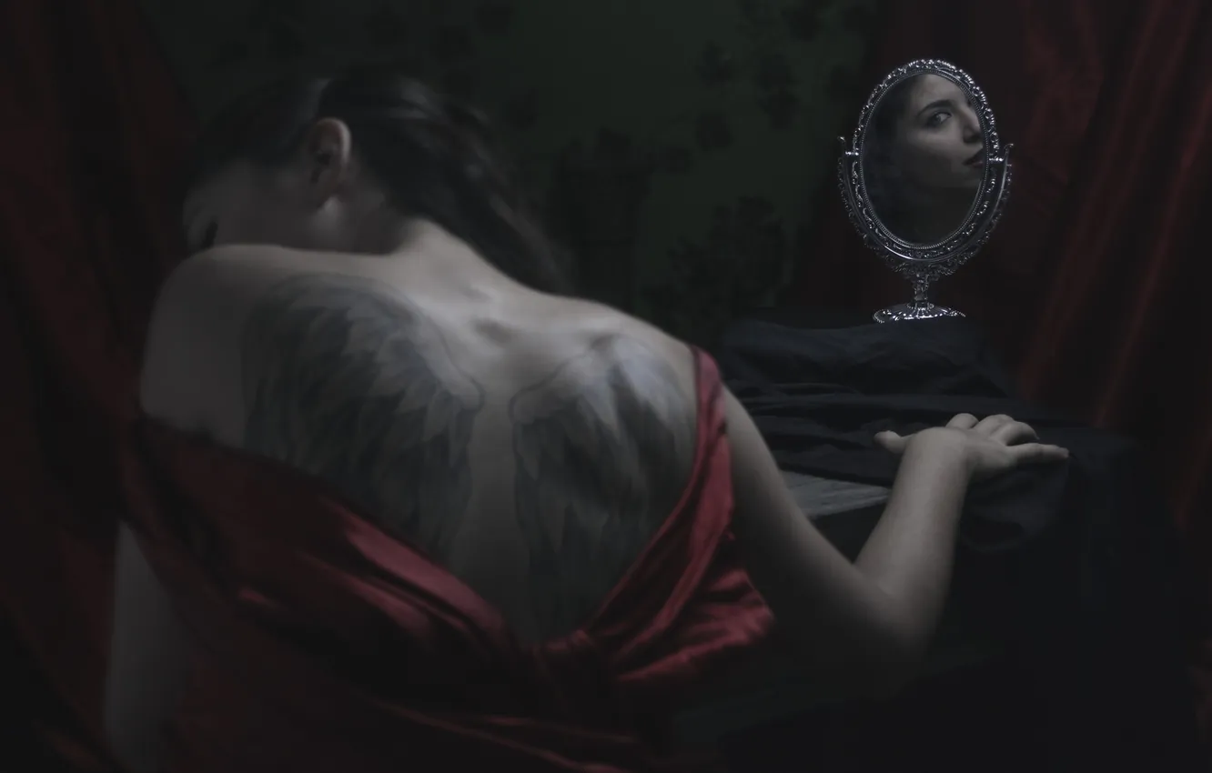 Фото обои девушка, лицо, отражение, спина, зеркало, tattoo