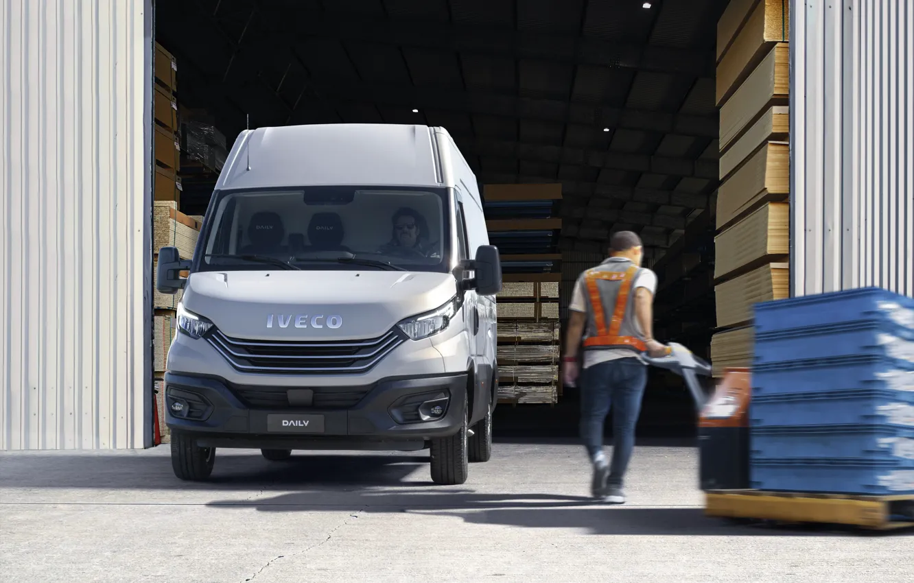 Фото обои Мужчина, Iveco, Iveco Daily, Large light commercial van, Большой легкий коммерческий фургон