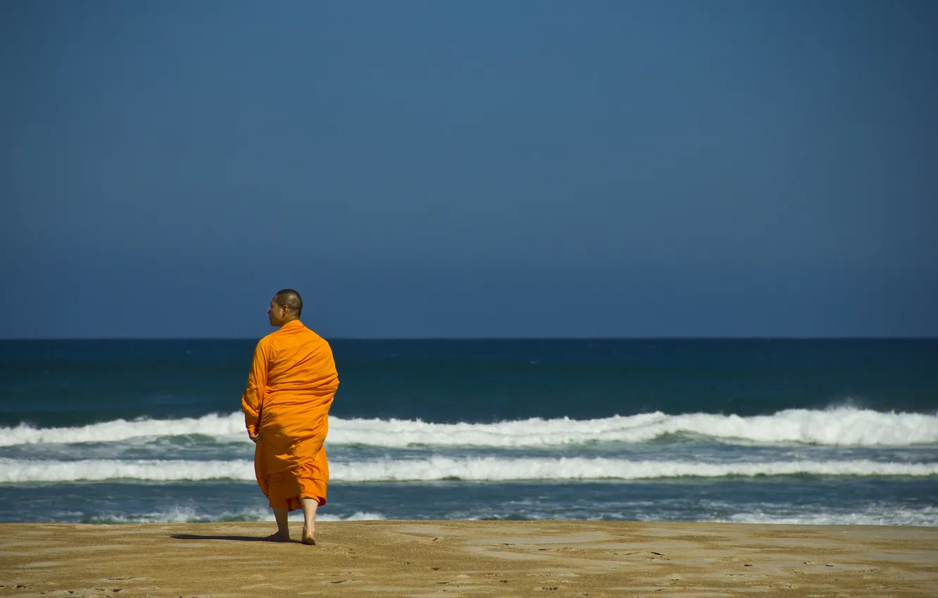 Фото обои волны, пляж, небо, синий, горизонт, монах, буддист