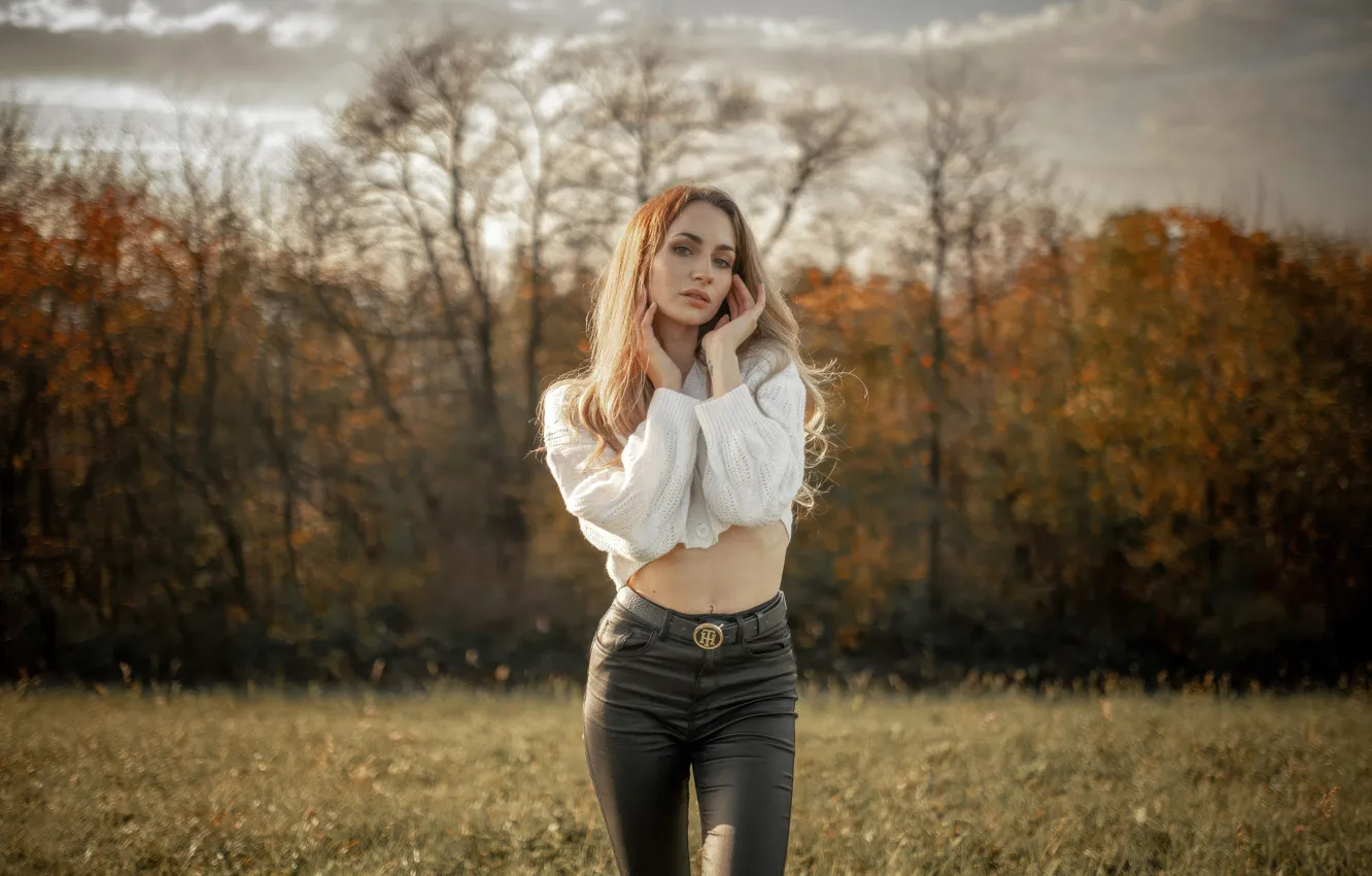 Фото обои girl, leather, rocking, white top, jacket, outdoors