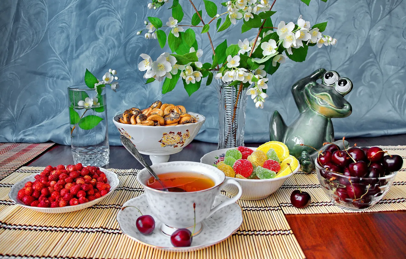 Фото обои цветы, вишня, стакан, стол, земляника, ягода, тарелка, чашка