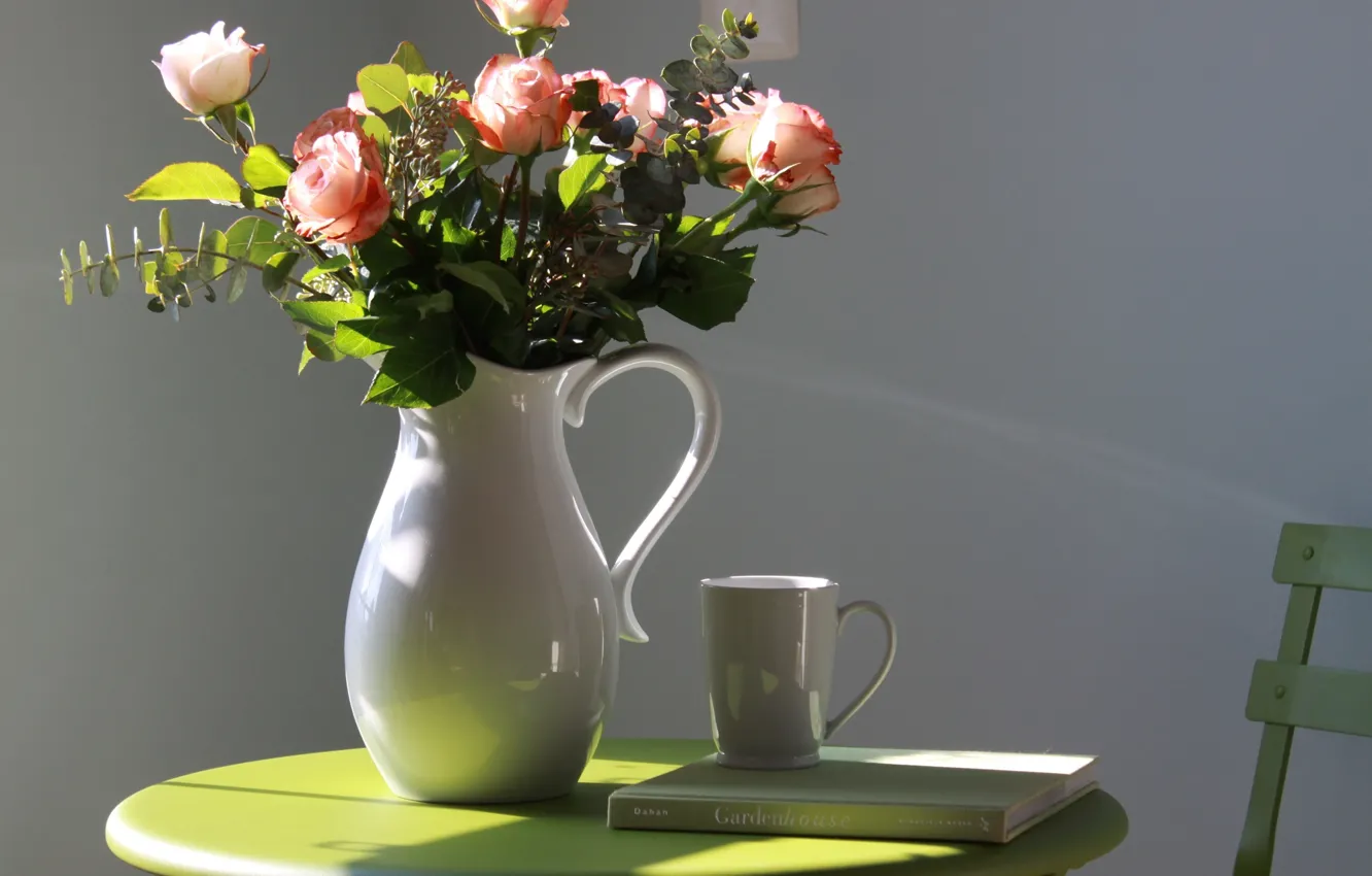 Фото обои цветы, розы, чашка, книга, ваза, столик