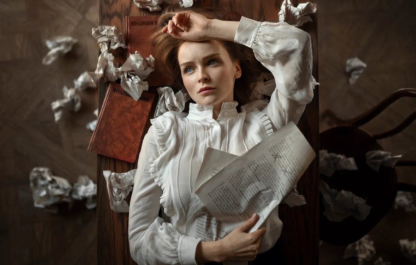 Фото обои поза, бумага, модель, книги, портрет, макияж, прическа, стул