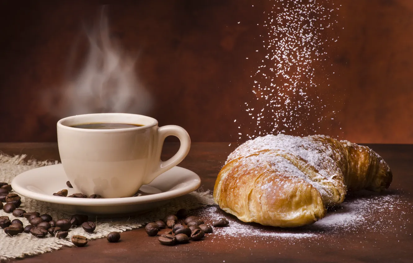 Фото обои кофе, чашка, кофейные зерна, сахарная пудра, круассаны