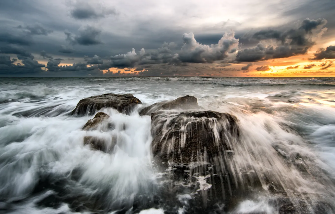 Фото обои море, волны, вода, облака, скалы, всплеск, вечер, waves