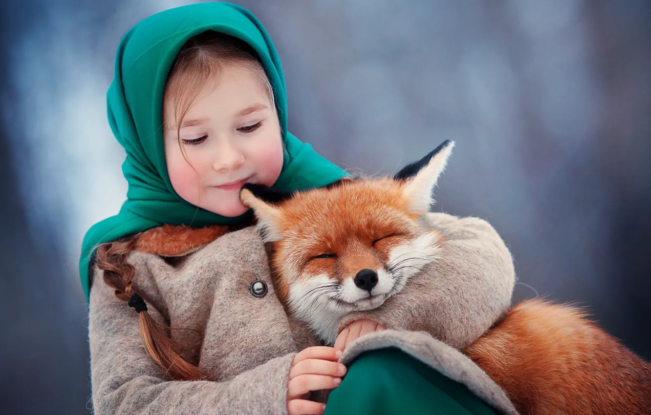 Фото обои зима, лиса, девочка, обнимашки