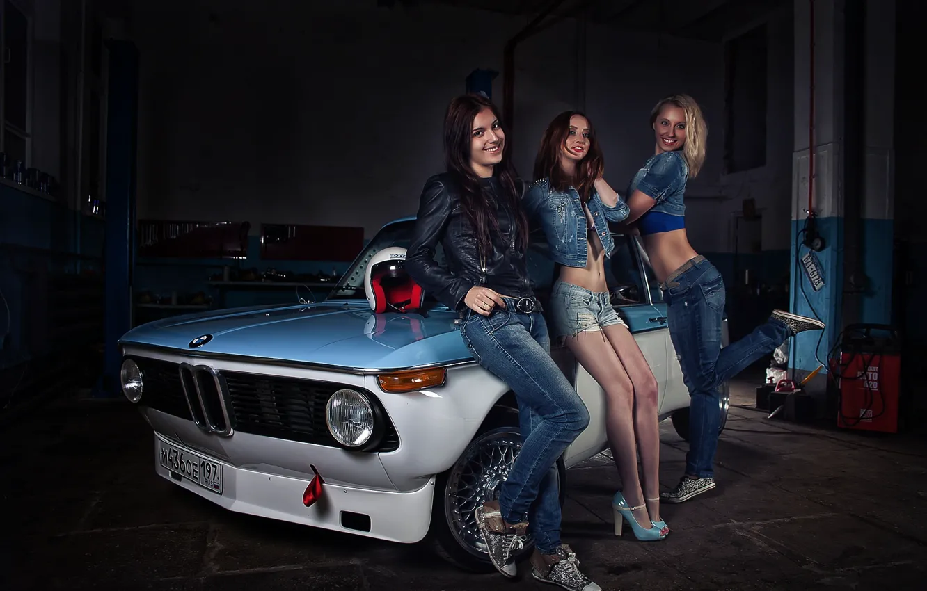 Фото обои взгляд, Девушки, BMW, улыбки, красивые девушки, белыйый авто